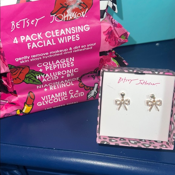 Betsey Johnson Earring, Facial wipes and eye/cheek mask - Picture 5 of 7
